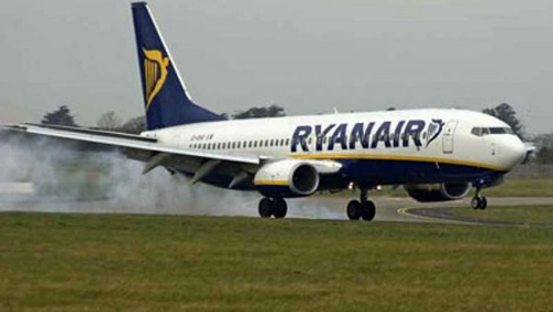 Fatti scendere dal volo Pisa-Trapani denunciano Ryanair: condannati a pagare le spese legali