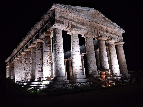 Incanto di luci al tempio di Segesta