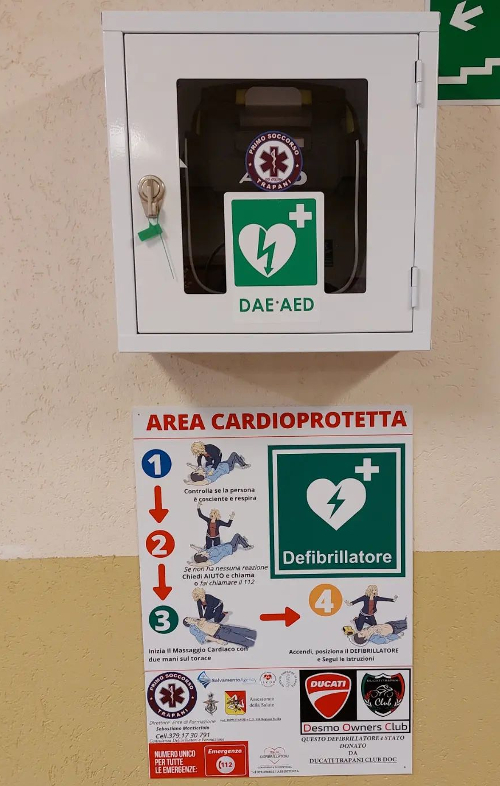 il Ducati club Trapani dona un defibrillatore alla Questura
