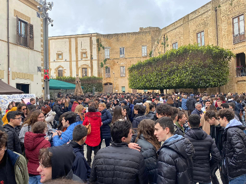 Castelvetrano: in centinaia in piazza per festeggiare la cattura del boss