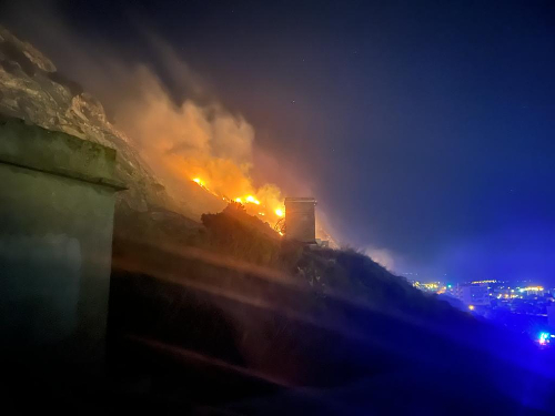 Erice, incendio nella notte a Sant'Anna: spento dai Vigili del fuoco dopo ore