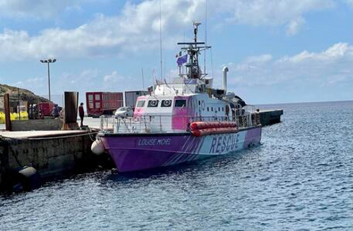 Bloccata a Lampedusa la nave di Banksy, il porto assegnato era Trapani