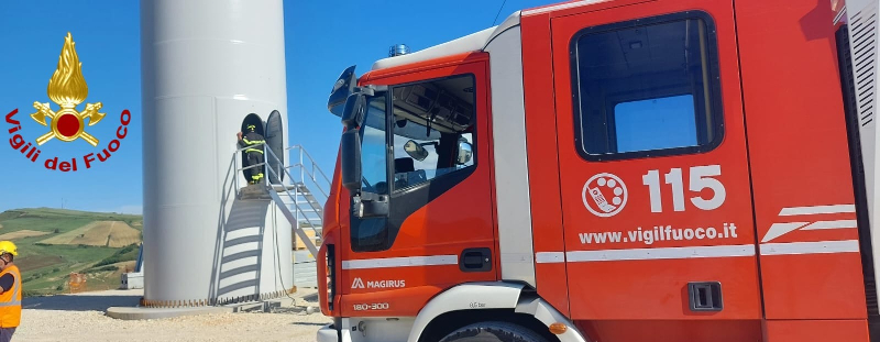 Cade da una pala eolica, morto un operaio a Salemi