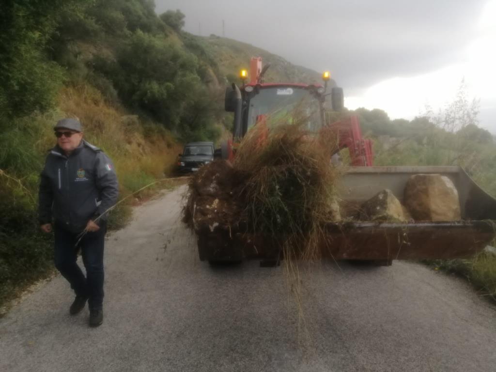 Erice, rimossi massi dalla strada per Difali