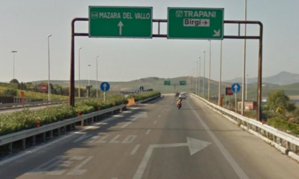 Vasto incendio sulla A29, chiuse entrambe le carreggiate