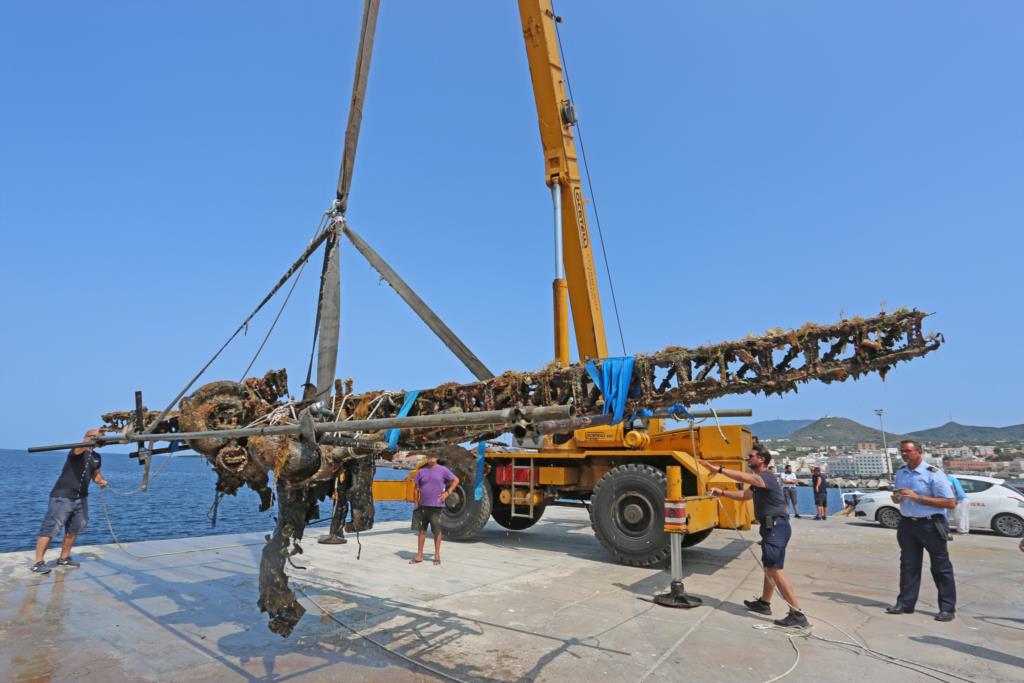 Pantelleria, recuperato dai fondali un aereo della seconda guerra mondiale