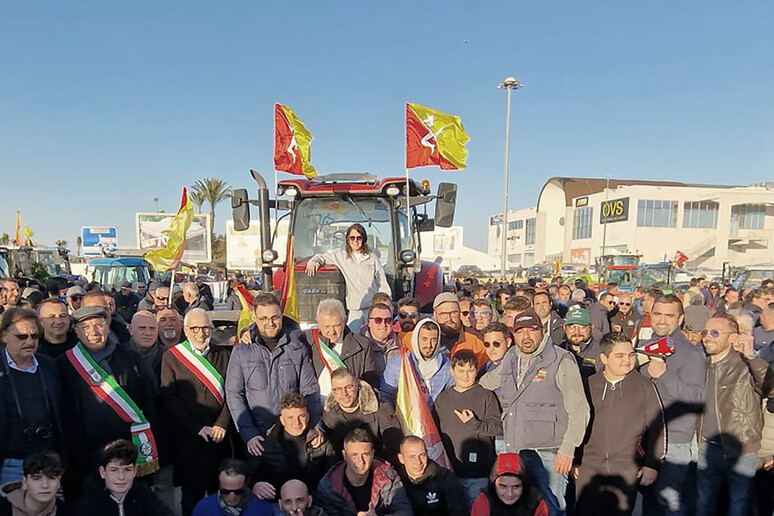 Agricoltura, protesta coi trattori a Castelvetrano