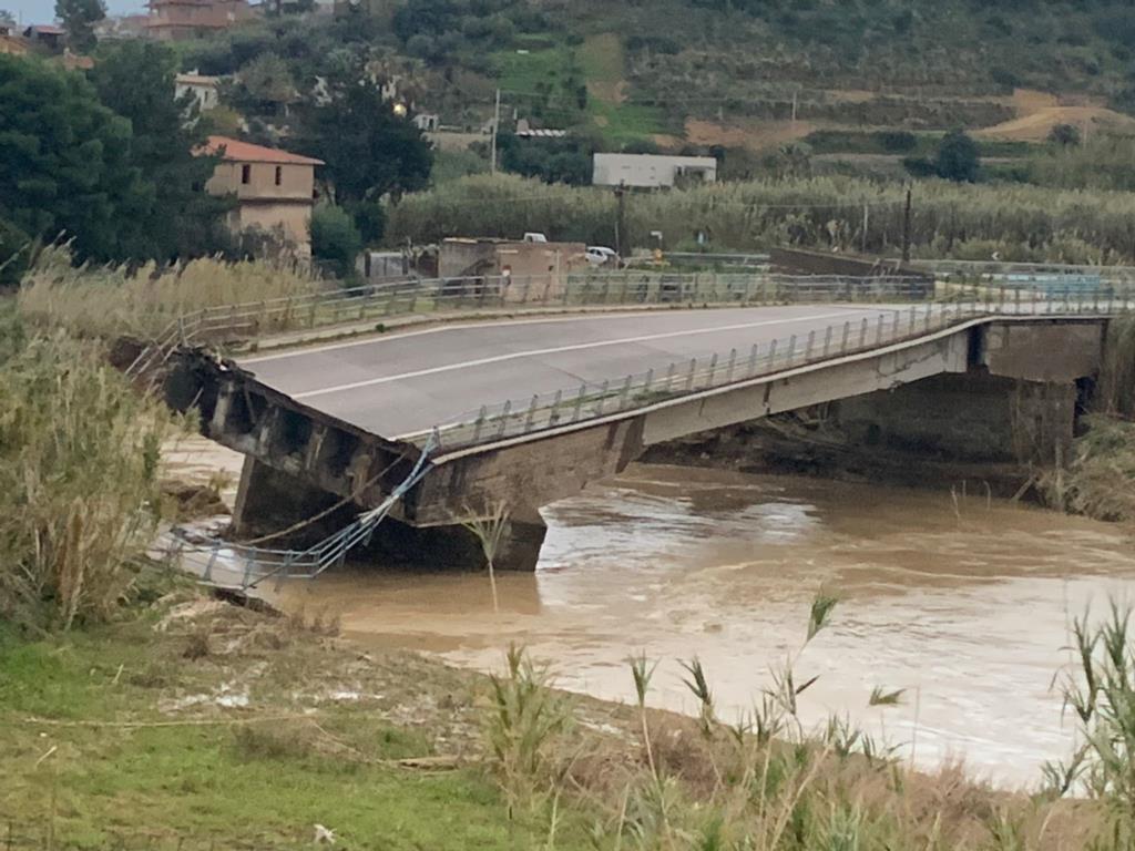 Alcamo, crolla un ponte: sfiorata la tragedia