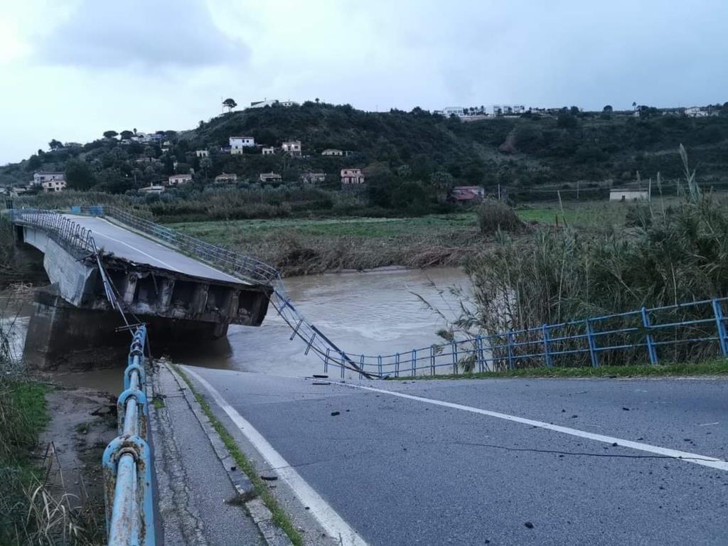Alcamo, crolla un ponte: sfiorata la tragedia