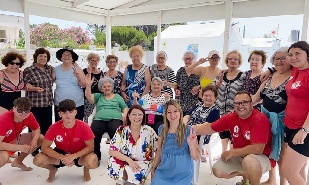 Mazara, le nonne del centro 'Vivi la Vita' ospiti del lido 'Oasi'