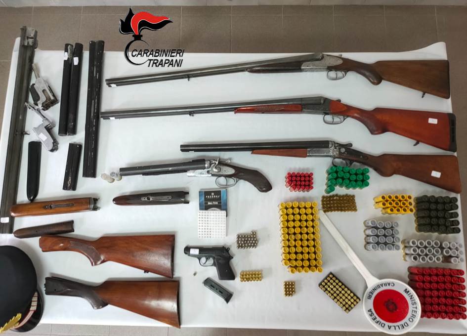 Spara contro la casa del fratello. Sequestrato un arsenale di armi clandestine (VIDEO)