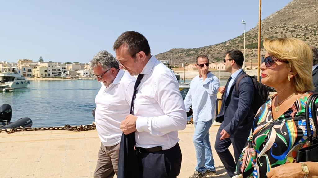 Il sottosegretario alla Giustizia Andrea Delmastro oggi a Favignana