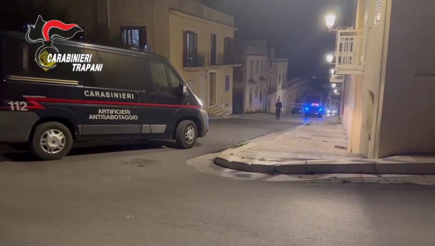 Partanna, falso allarme bomba davanti la casa del sindaco: l'intervento degli artificieri (VIDEO)