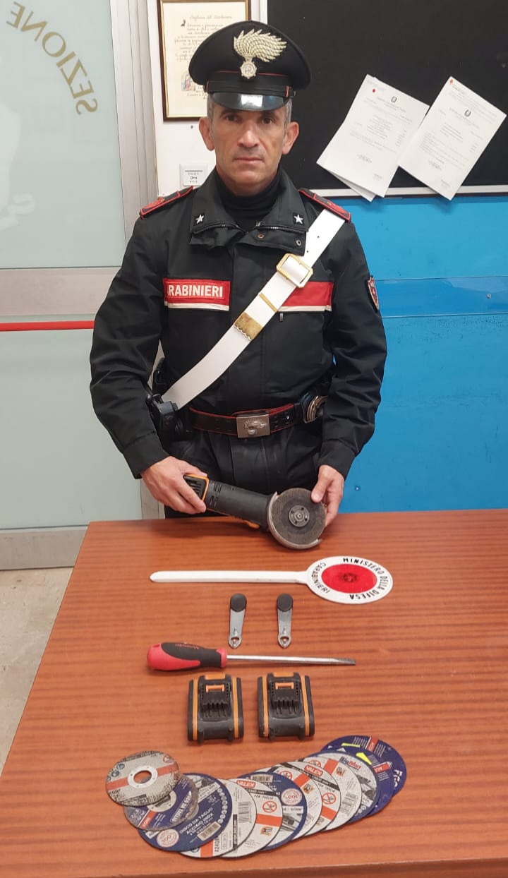 Paceco, sorpresi a rubare in un distributore di carburanti: arrestati