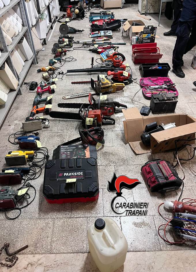 Bazar merce rubata a Petrosino, arresti e denunce