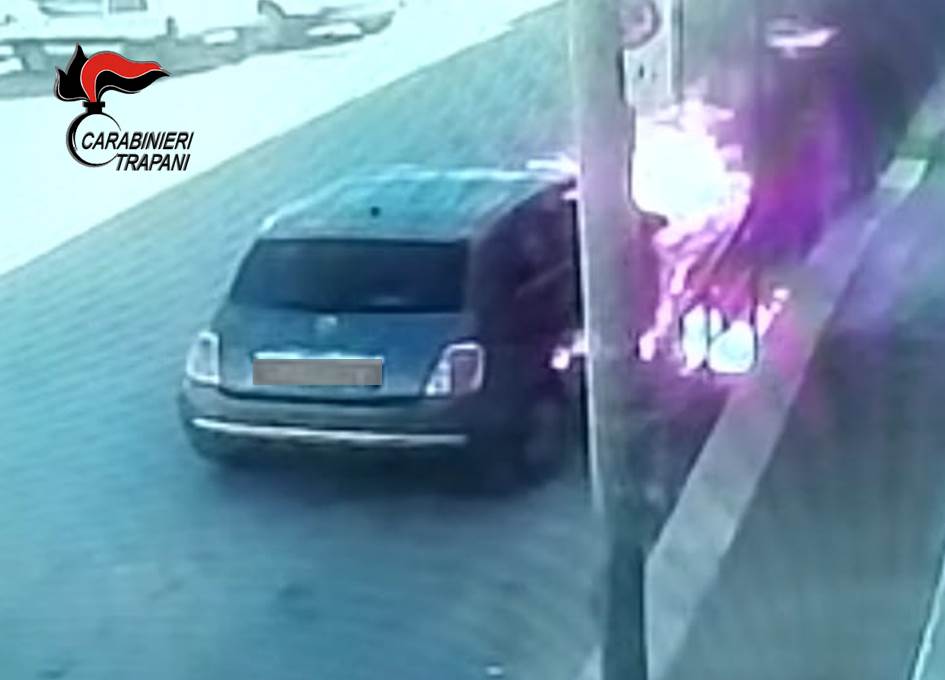 Mazara, perseguita i parenti e incendia l'auto del suocero: arrestato