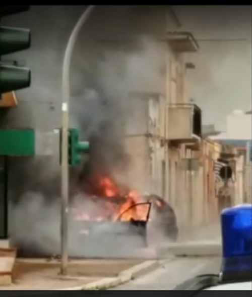 Petrosino: attimi di paura per un'auto a fuoco nei pressi di un asilo