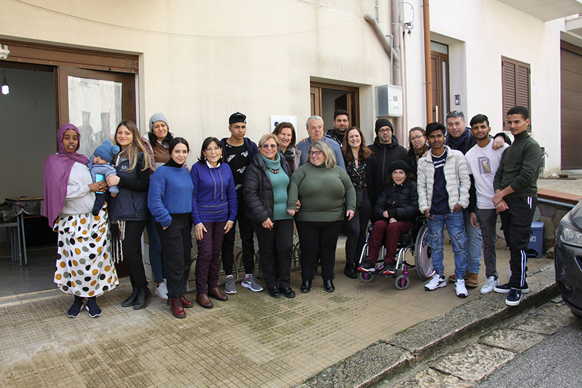 Vita, i migranti di Badia Grande imparano l’arte dei pani votivi di San Giuseppe