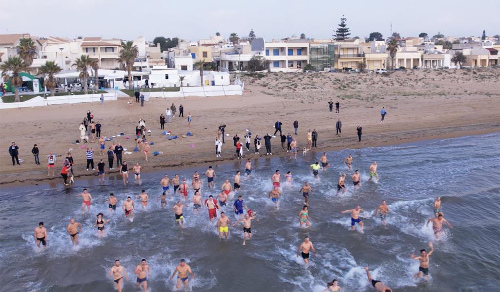 Campobello, bagno di Capodanno nelle acque di Tre Fontane