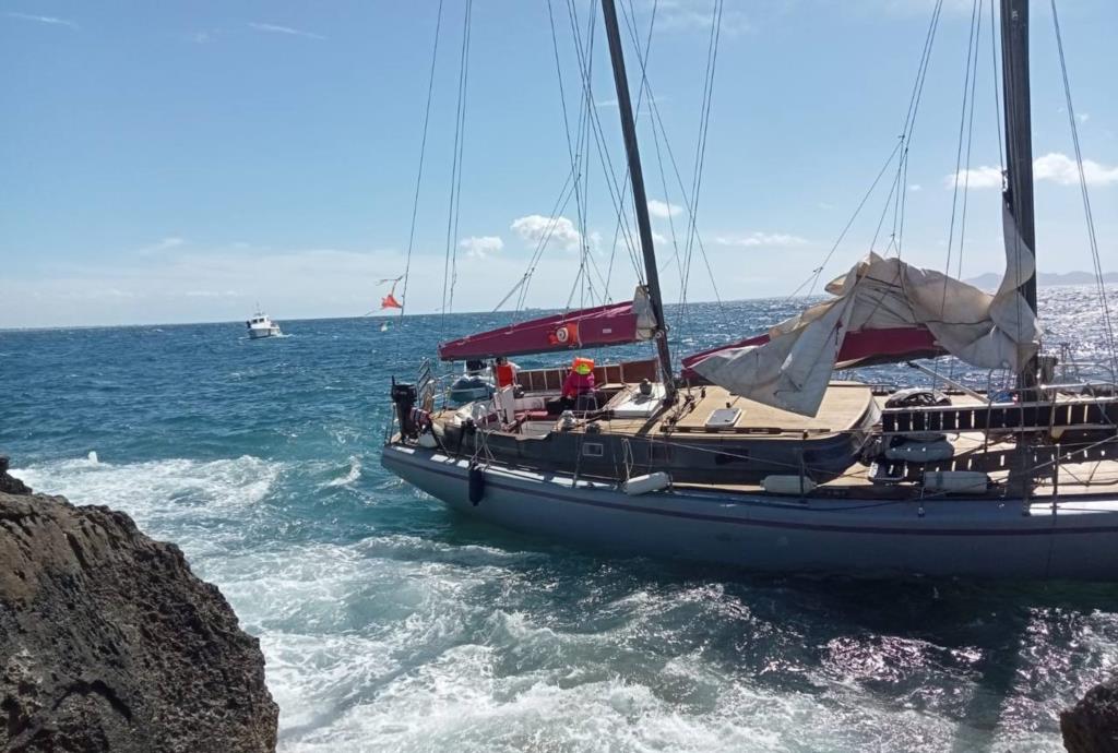 Trapani, barca a vela sbatte contro gli scogli della Colombaia e affonda