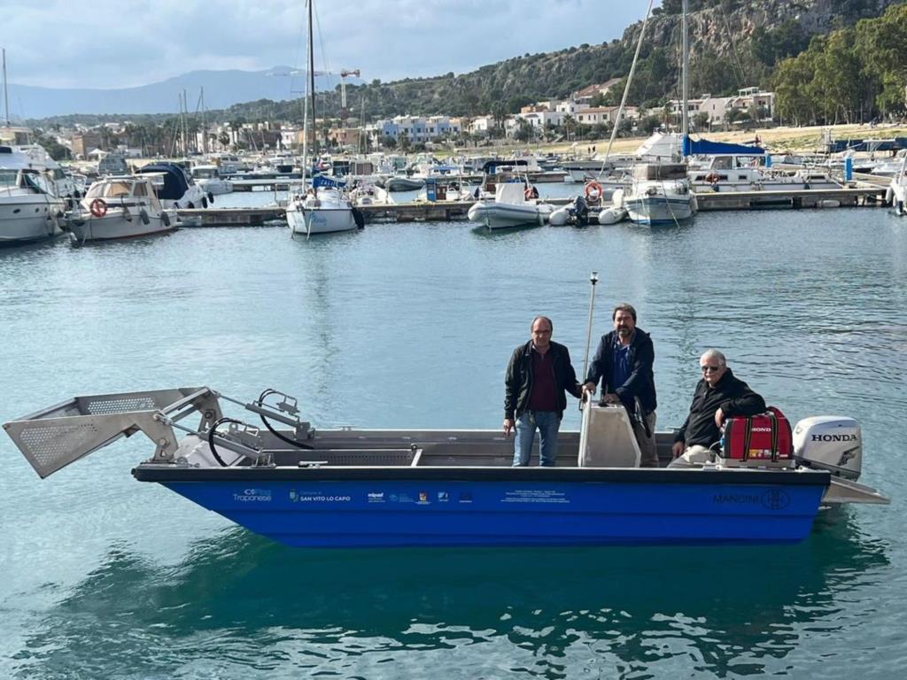 San Vito, consegnata la barca spazzamare