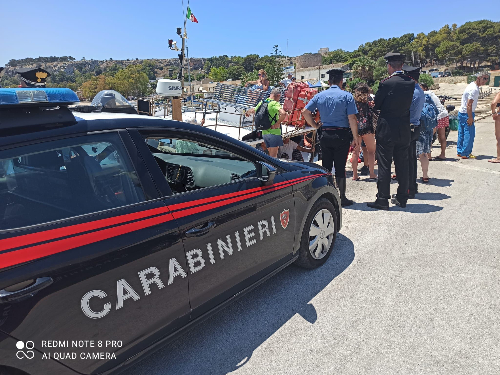 Imbarcazione sugli scogli a Calampiso: passeggeri soccorsi dalla Capitaneria di Porto