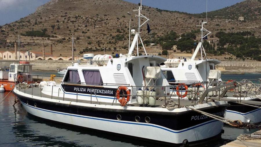 Il paventato stop ai traghetti allarma i sindacati che chiedono la riattivazione della base navale di Favignana