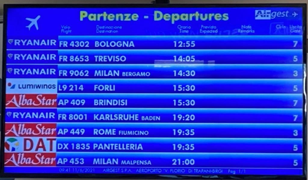 Aeroporto di Birgi, finalmente il monitor dei voli appare strapieno di arrivi e partenze