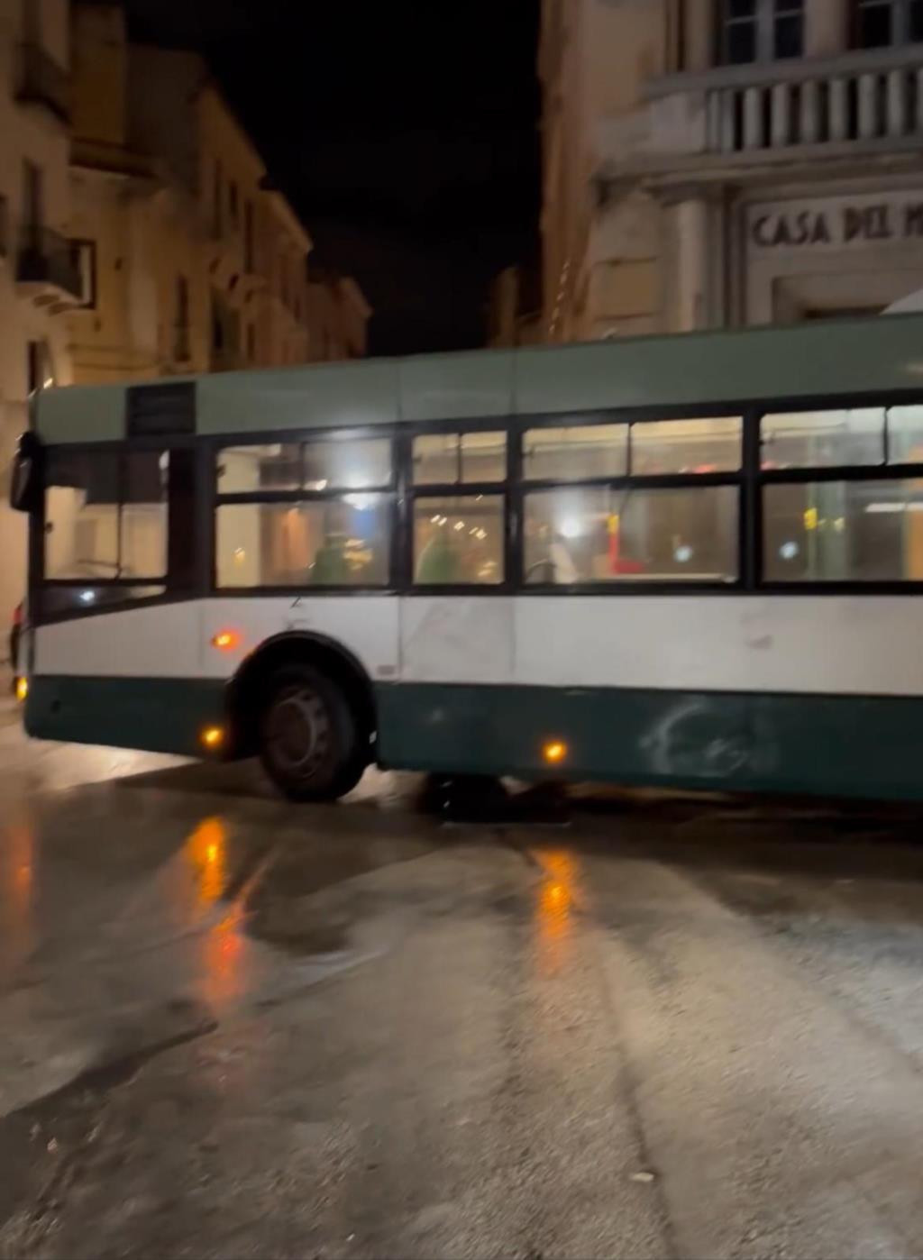 Maltempo Trapani, un autobus per impedire l'accesso al centro storico