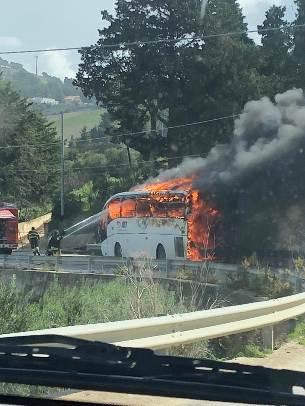 Buseto Palizzolo, autobus in fiamme: una tragedia scampata (VIDEO)