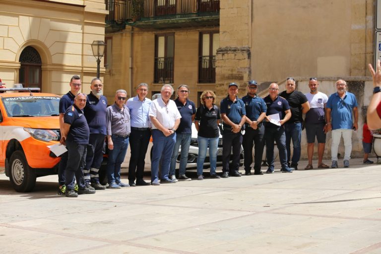 Calatafimi, la Protezione civile consegna un mezzo antincendio
