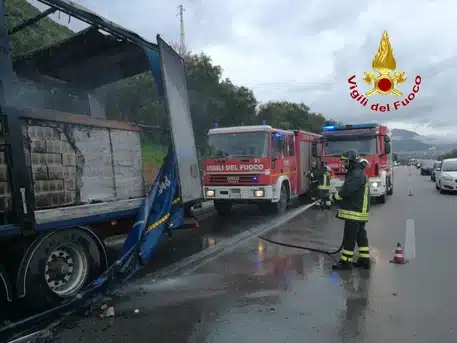 Alcamo, camion in fiamme sulla A29