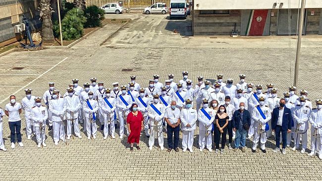 L'omaggio al comandante uscente della capitaneria di Mazara del Vallo è una donazione