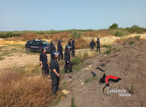 Castelvetrano, operazione di sgombero migranti nell'ex cementificio