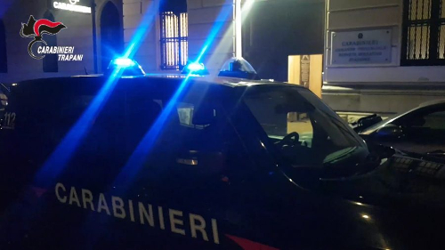 Valderice: gira nudo e armato di coltello, arrestato