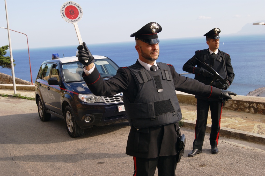 Castellammare, furto e utilizzo di carta di credito rubata: ai domiciliari