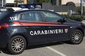 Non gli danno la paga giornaliera e si impadronisce di un pc: denunciato