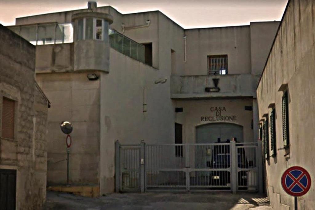 Favignana, agente aggredito a calci e pugni in carcere