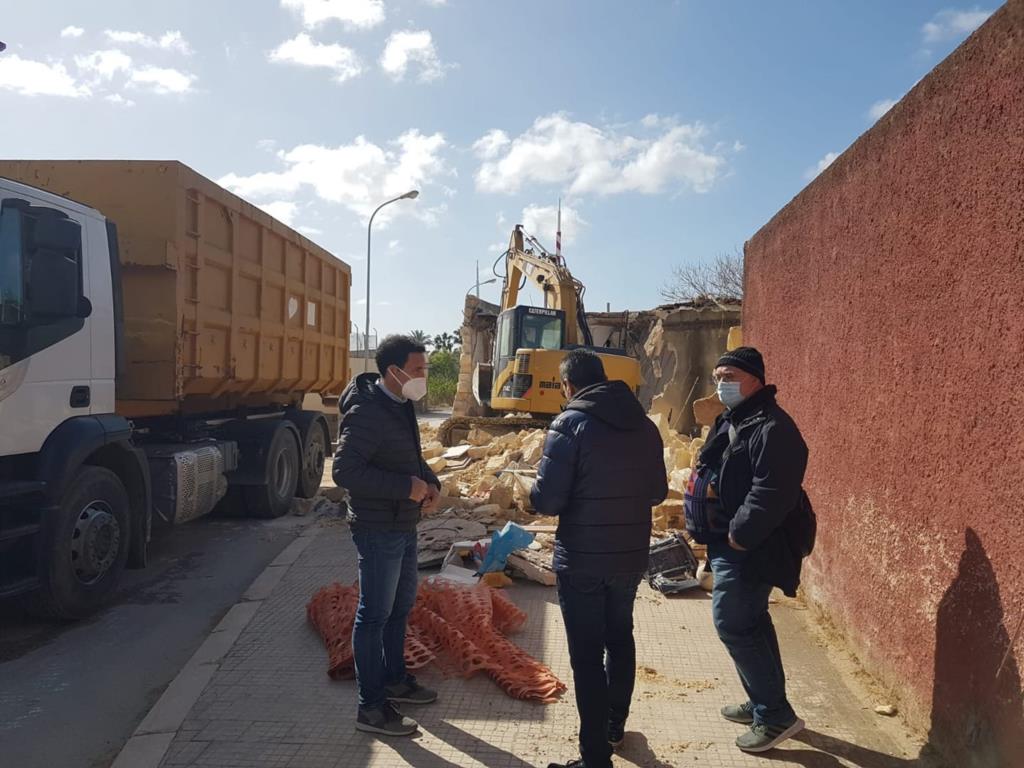 Mazara, al via la demolizione dell’ex casello ferroviario della via Mongitore