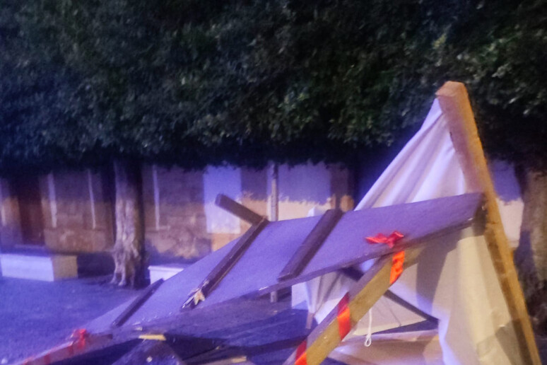 Castelvetrano, vandalizzata casetta di Natale