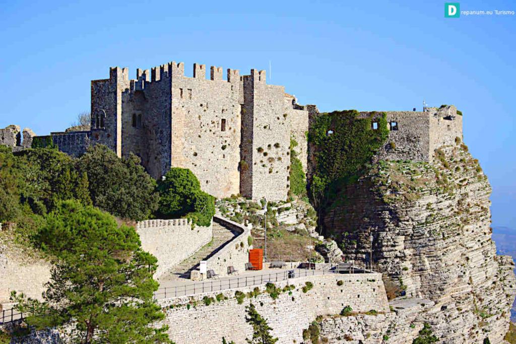 Erice, scontro sul teatro al castello. L’aula consiliare boccia tutto