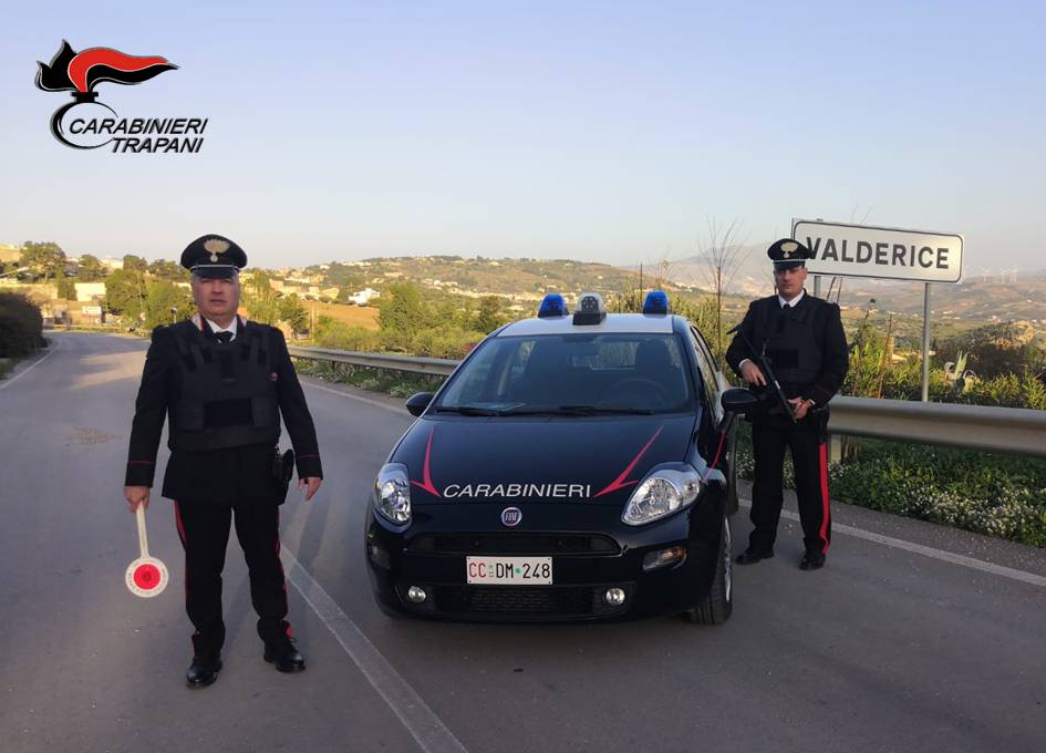 Valderice, trovato alla guida dell'auto senza patente offende i carabinieri: denunciato