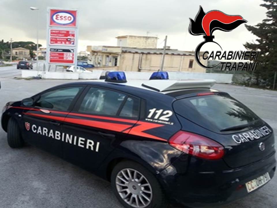 Castelvetrano, guidava senza patente e con due coltelli in auto: denunciato