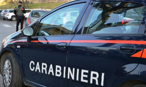 Alcamo: trova la moglie ubriaca con un altro e chiama i carabinieri