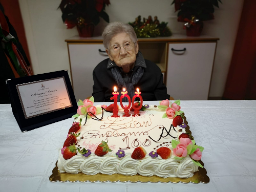 I cento anni di Antonietta Adragna: gli auguri dell'amministrazione di Castellammare