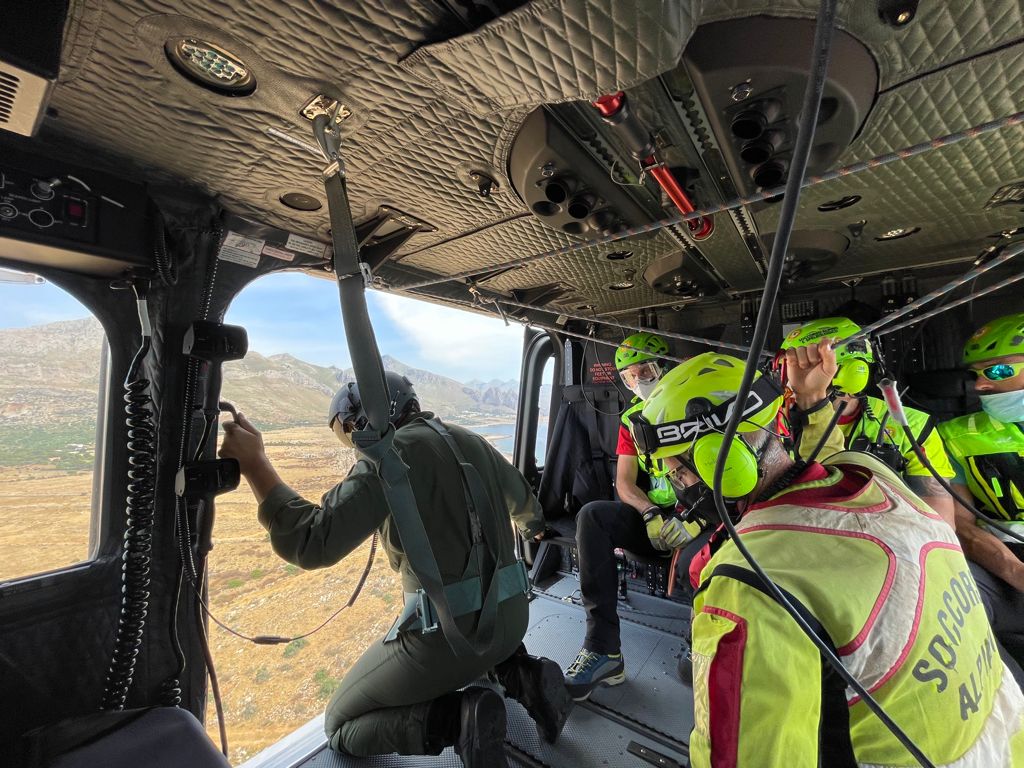 Aeronautica militare e Corpo nazionale Soccorso Alpino e Speleologico si addestrano insieme