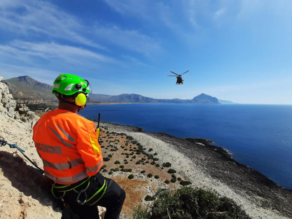 Aeronautica militare e Corpo nazionale Soccorso Alpino e Speleologico si addestrano insieme