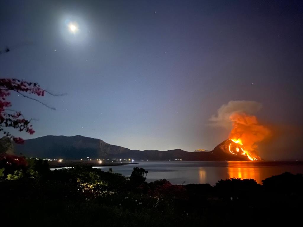 Brucia Monte Cofano. Pezzi di m... in azione