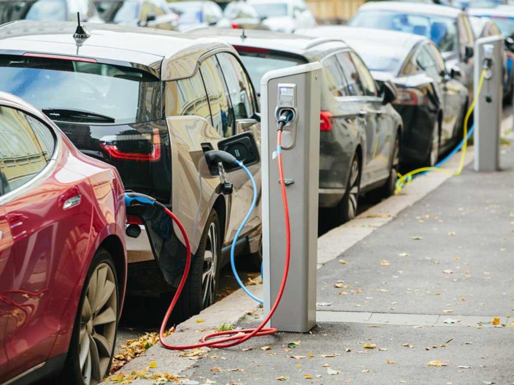 Colonnine per le auto elettriche, approvato il regolamento