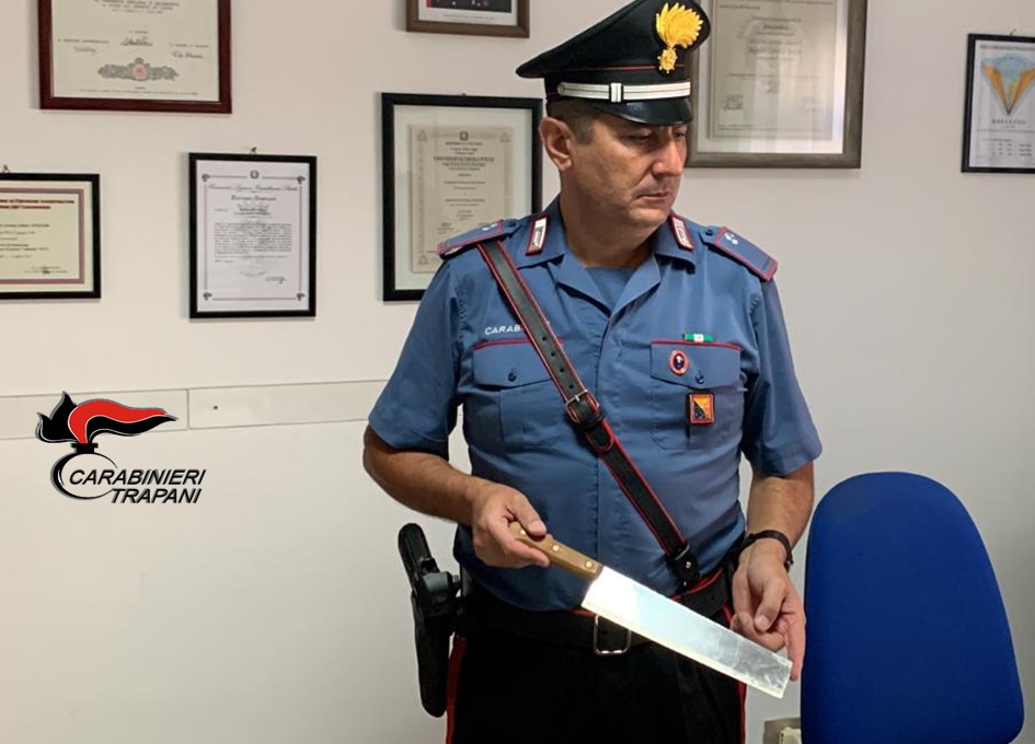 Valderice, scaglia il pitbull contro i Carabinieri e prova a colpirli con una mannaia
